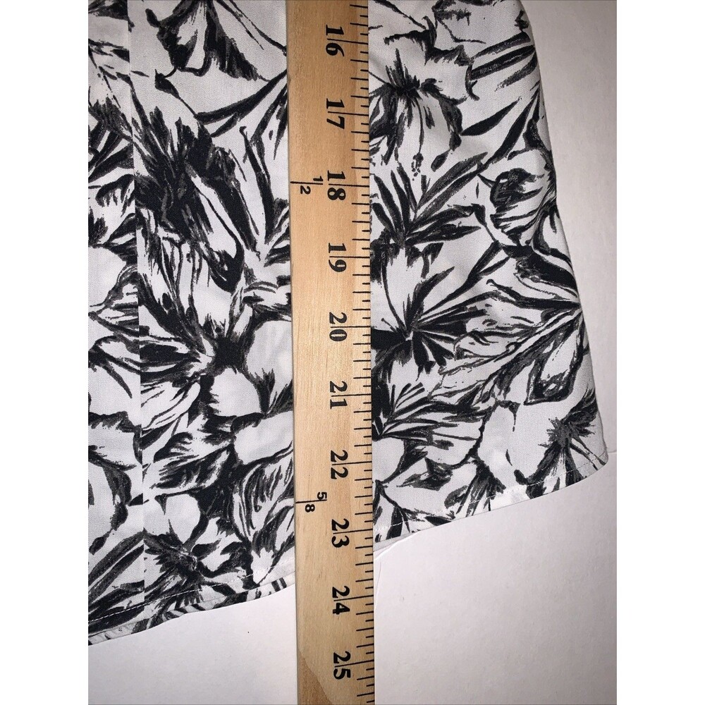 Chicos Size 1 Womens Medium No Iron Button Black And White 100% Cotton Floral - Picture 6 of 6